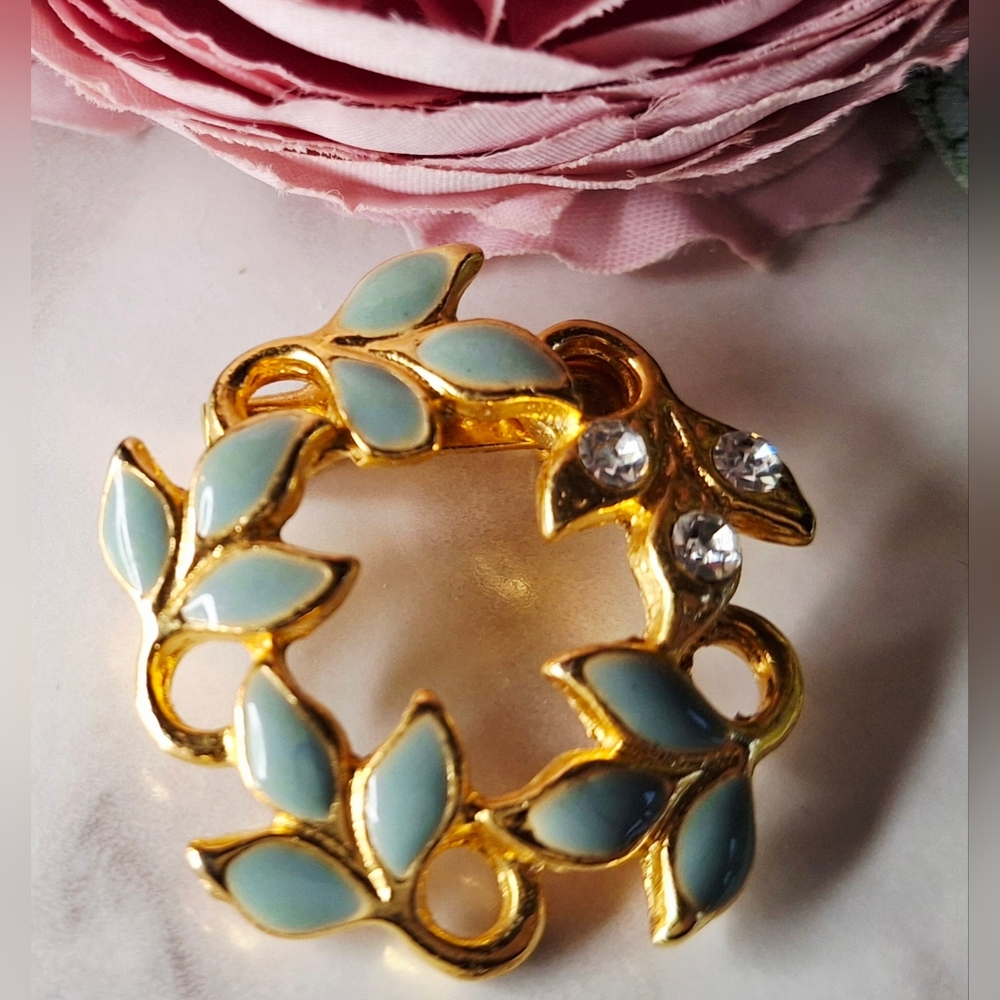 Vintage 80s ✨️🌿🩵Lovely Jewelled Leaf Brooch/Pin